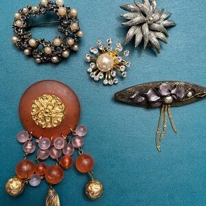 LOT OF FIVE COSTUME JEWELRY PINS/BROOCHES.